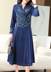 Vestido vaquero ajustado con botones chinos bordados en azul y dobladillo extragrande